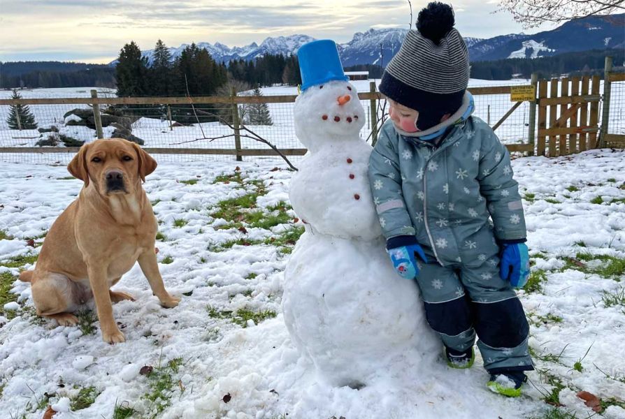 Schneemann bauen im Winter mit unserem Hund