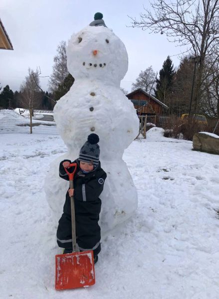 Schneemann bauen im Garten