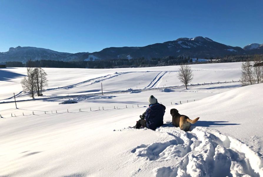 Schlittenfahren im Schnee, direkt an unserm Hof